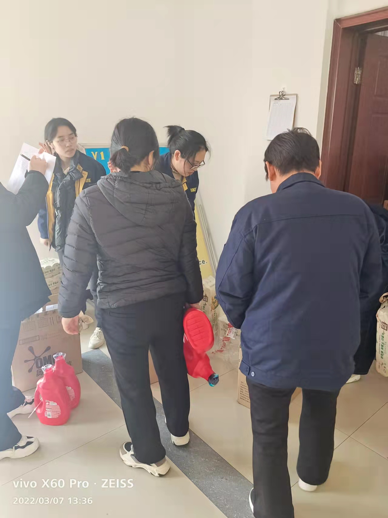 组织节日礼品发放.jpg 组织节日礼品发放.jpg