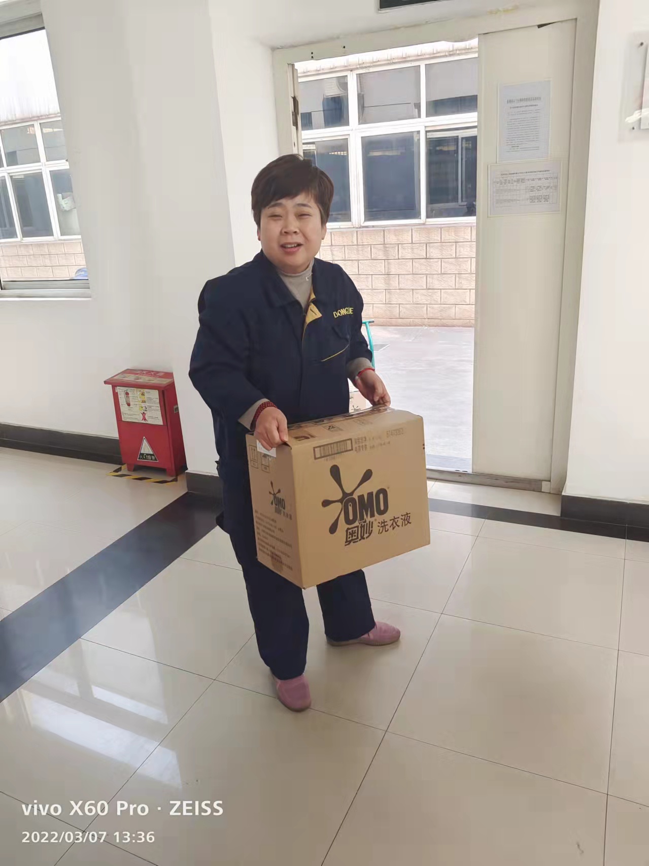 员工领取节日礼品 (2).jpg 员工领取节日礼品 (2).jpg